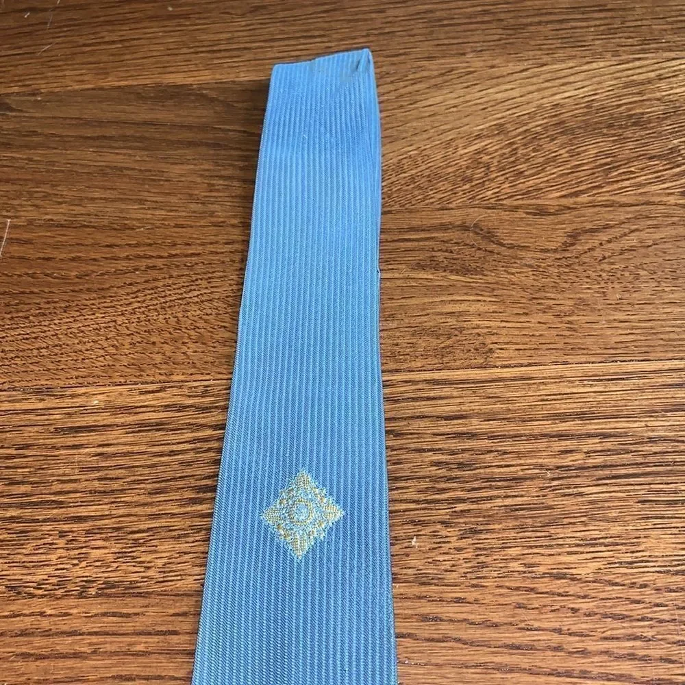 Vtg boys light blue‎ tie with gold emblem